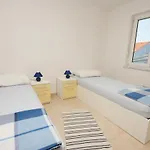 Apartments With Parking Space Pinezici, Krk - 5464 Pinezici (Krk)
